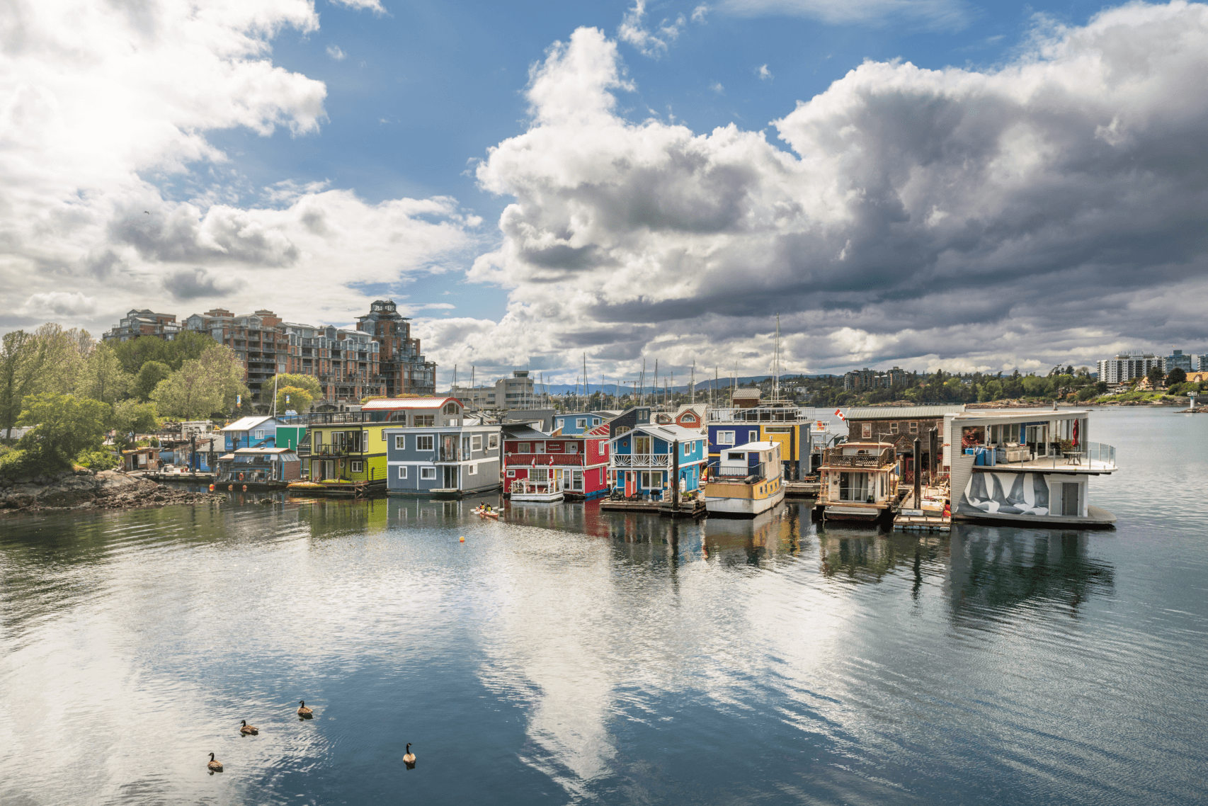 A family explores Fishermans Wharf